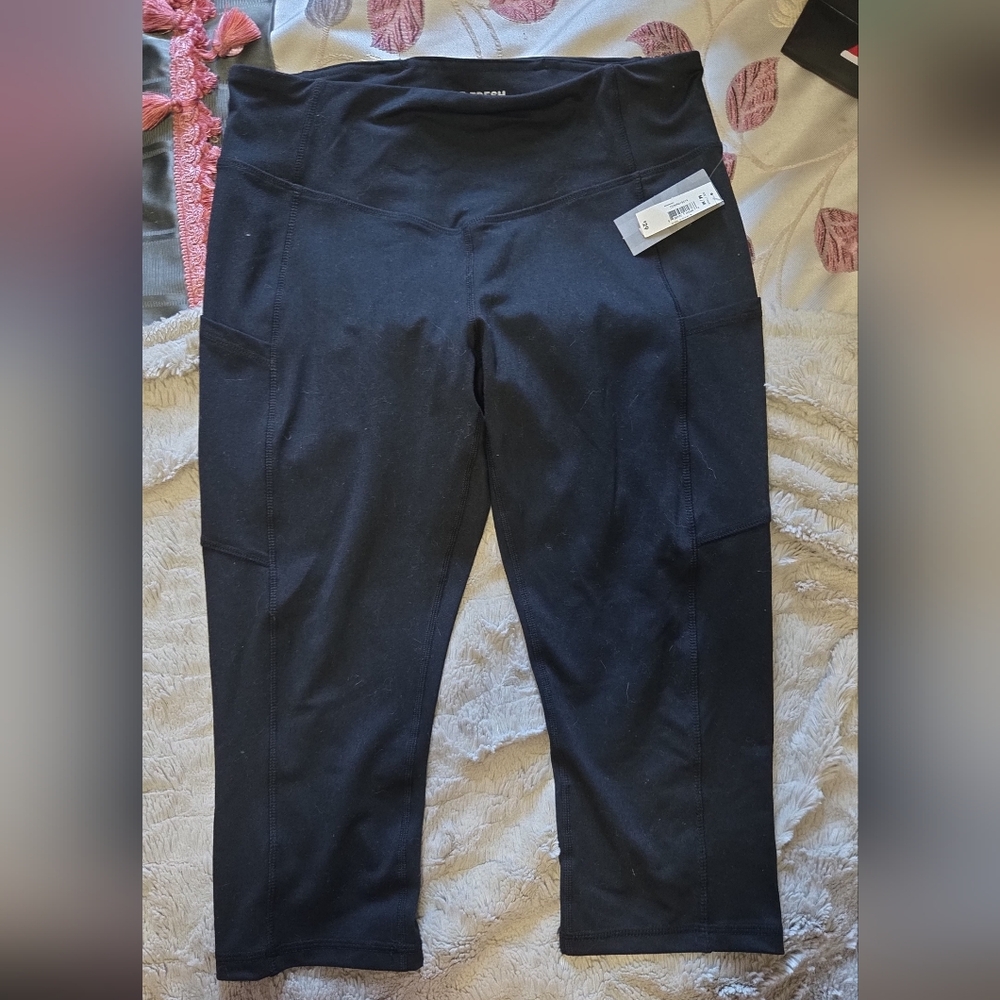 Joe Fresh Women's Black Stretch Capris Size Medium NWT